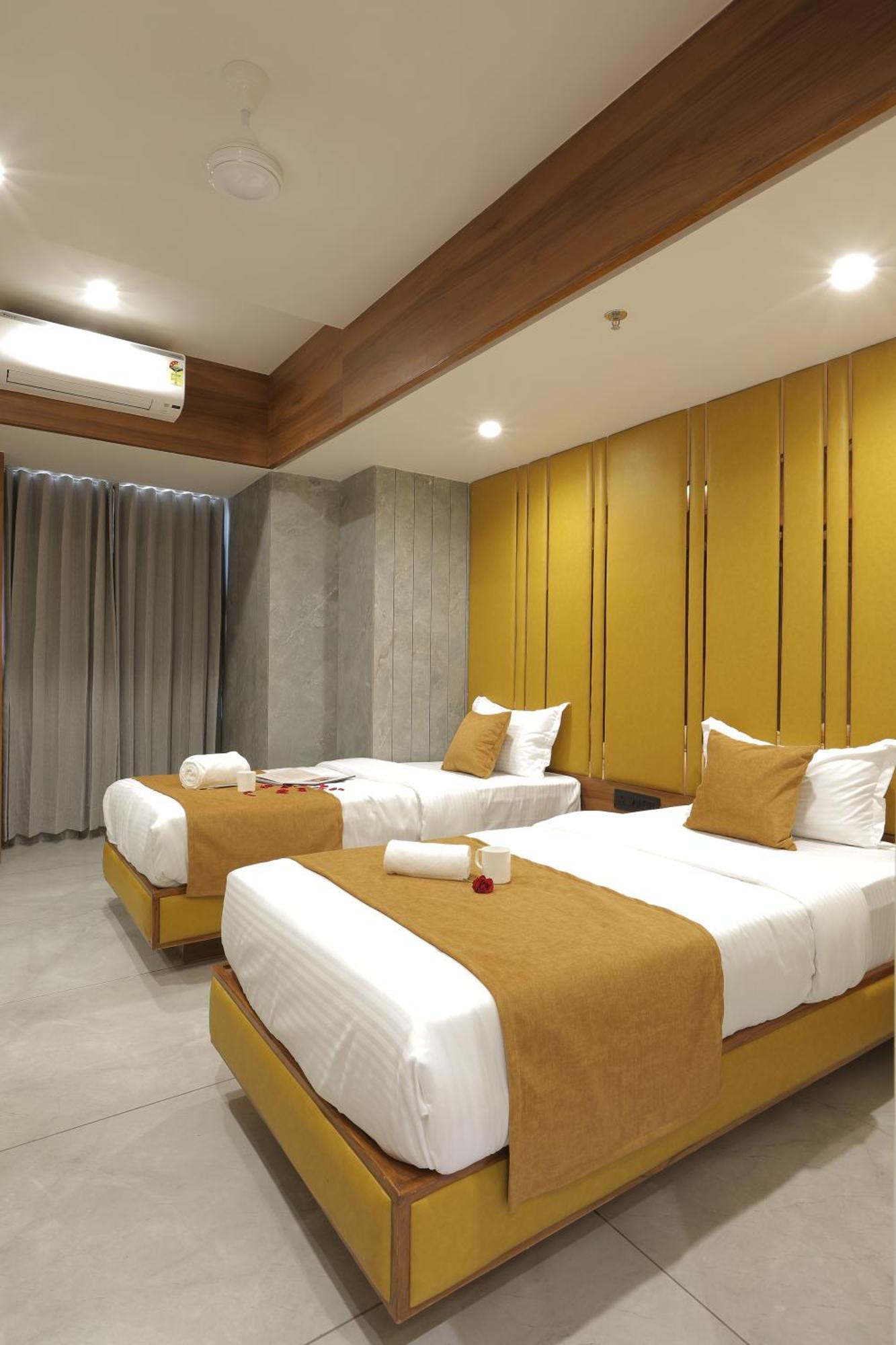 Plenteous Inn Ahmedabad Exterior foto