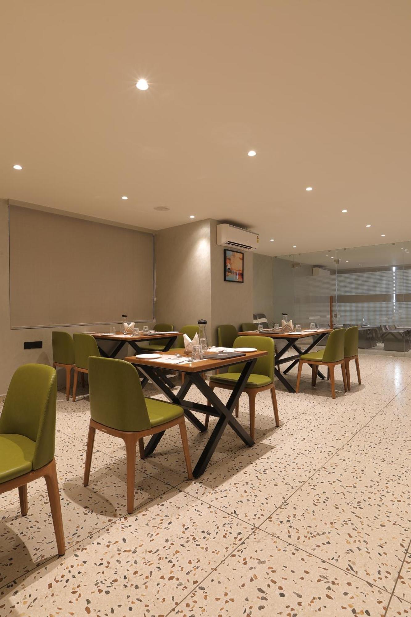 Plenteous Inn Ahmedabad Exterior foto