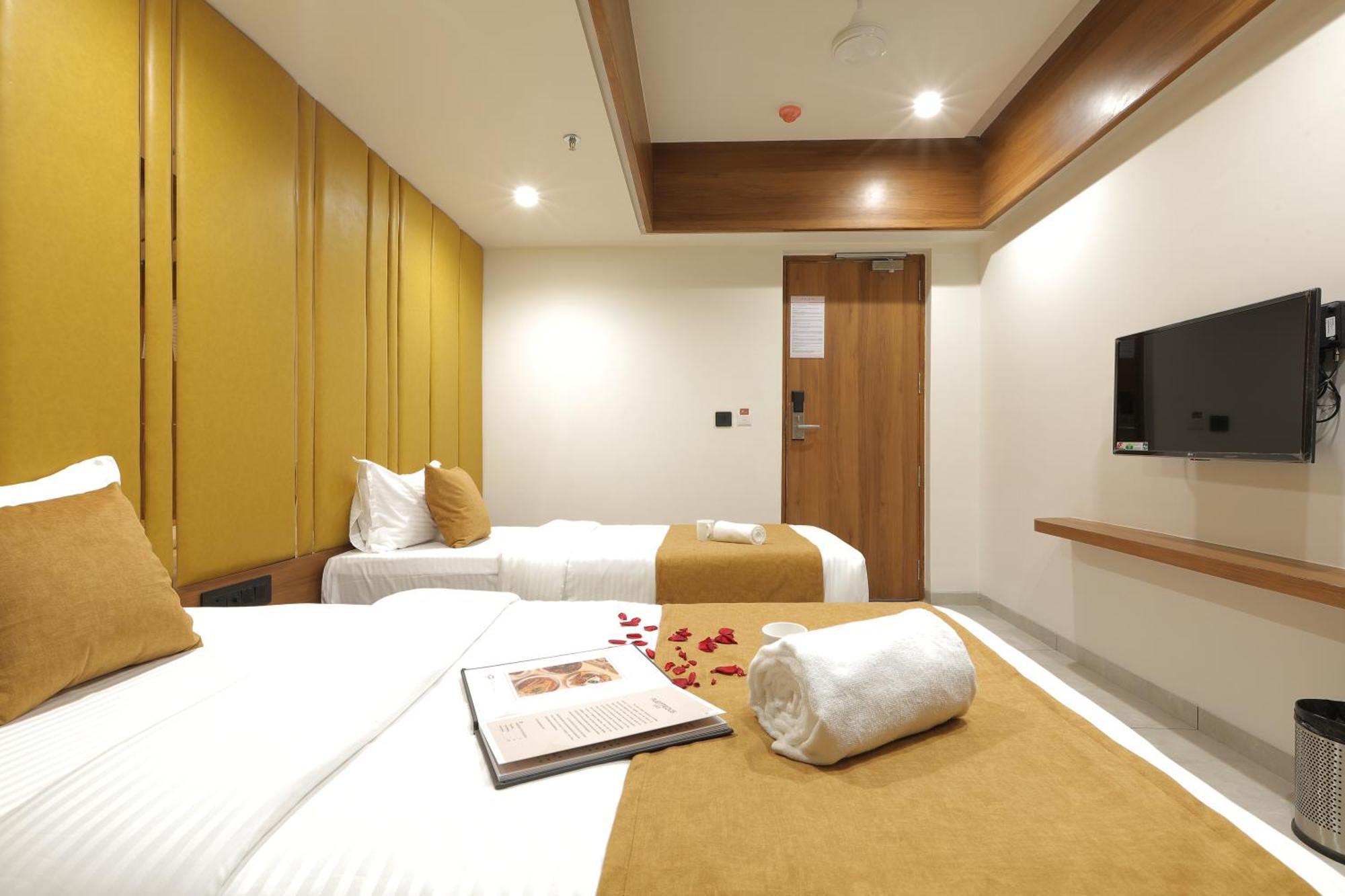 Plenteous Inn Ahmedabad Exterior foto