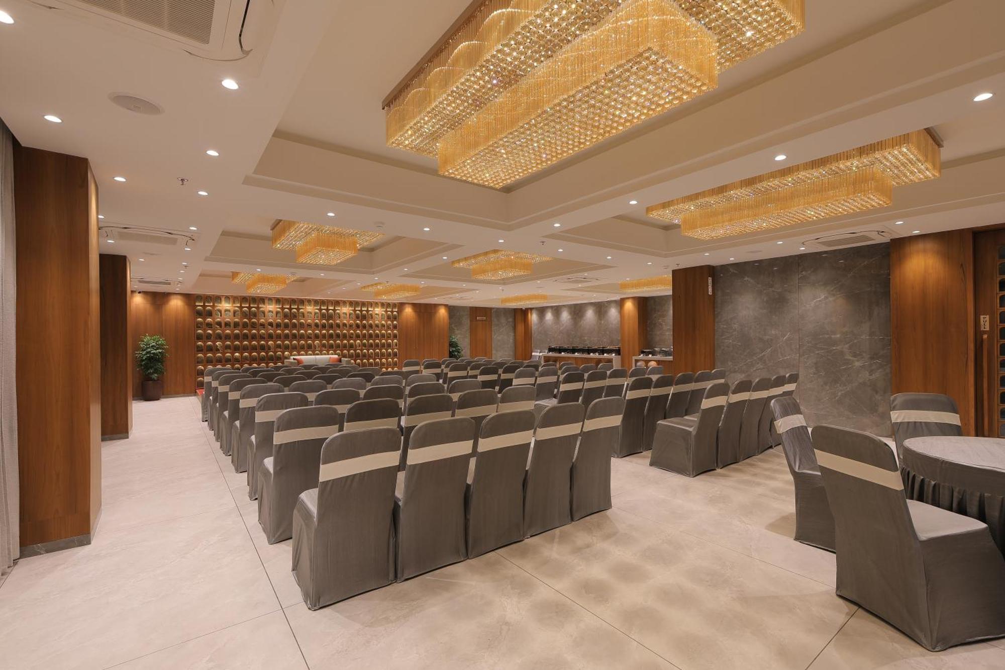 Plenteous Inn Ahmedabad Exterior foto